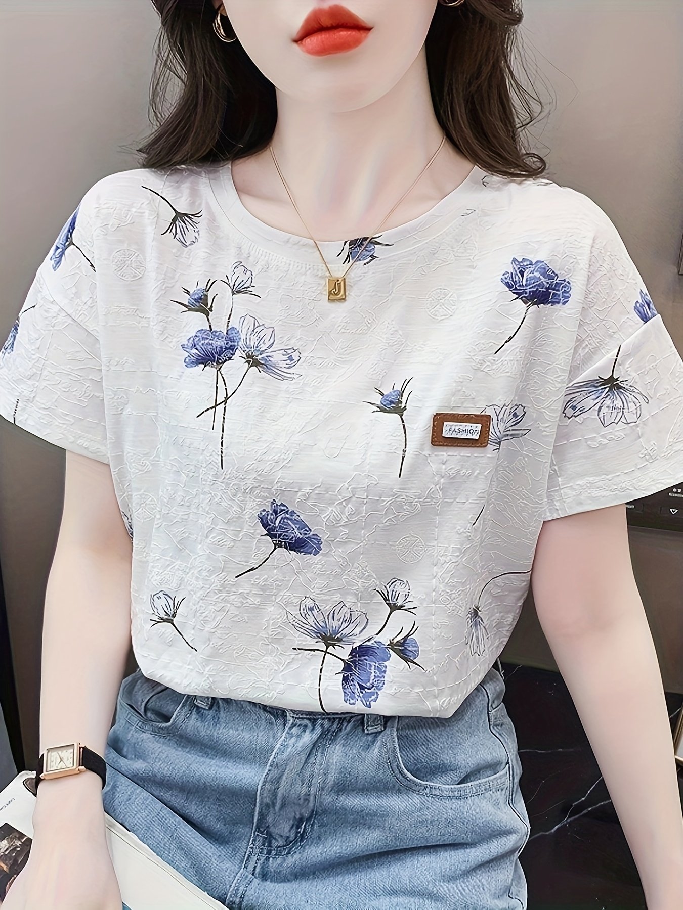 قميص الزهور البيضاء: حيث تلتقي الأناقة بالراحة الصيفية! - الصورة 4