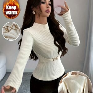 سر أناقتك الشتوية: قميص الرشاقة الفاخر بلمسة سلسلة جذابة