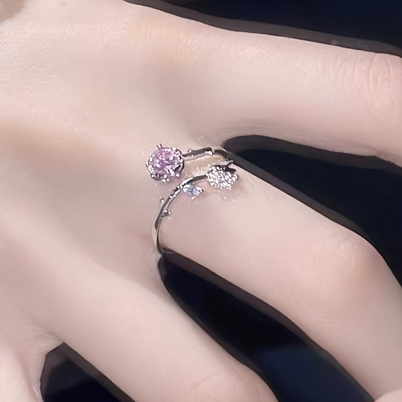 הבריקי בנגיעת נשיות קסומה: טבעת ורד ורודה מנצנצת – תמונה 5