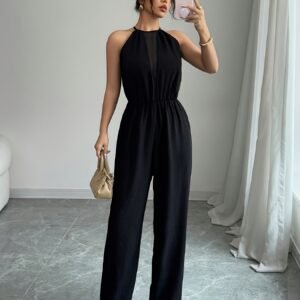 סרבל שחור מושלם: אלגנטיות קיצית אופנתית עם פרטי קפלים.