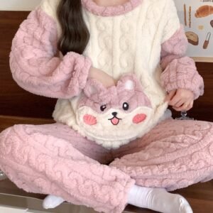 ليالي الشتاء الساحرة: بيجاما القطة الوردية المخملية!