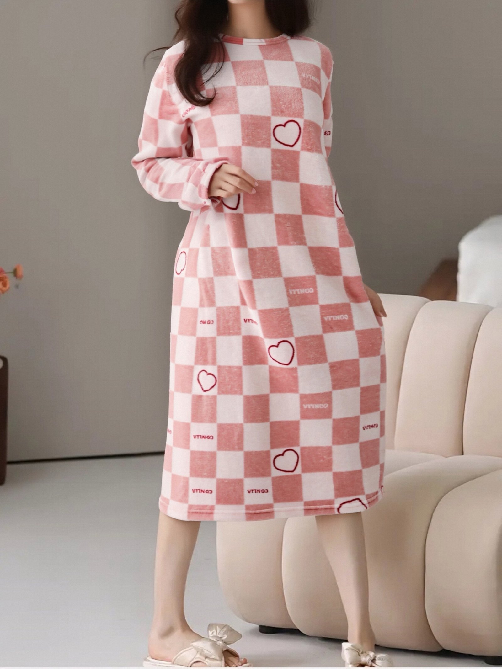 אלגנטיות של חמימות: שמלת לילה קטיפתית יוקרתית ללילות החורף – תמונה 4