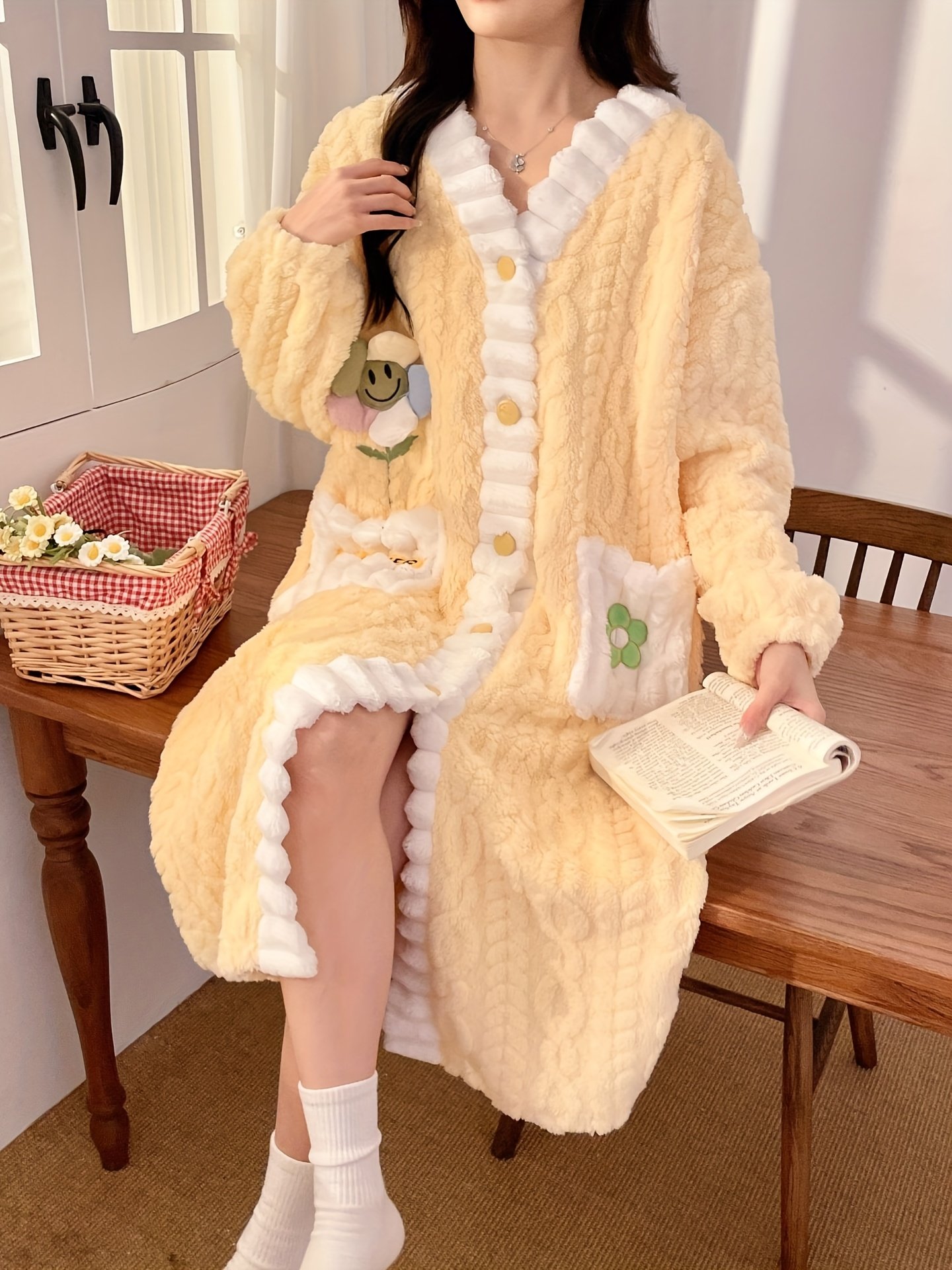 אלגנטיות של חמימות: חלוק שינה חורפי עם הדפס חמניות זוהר – תמונה 8