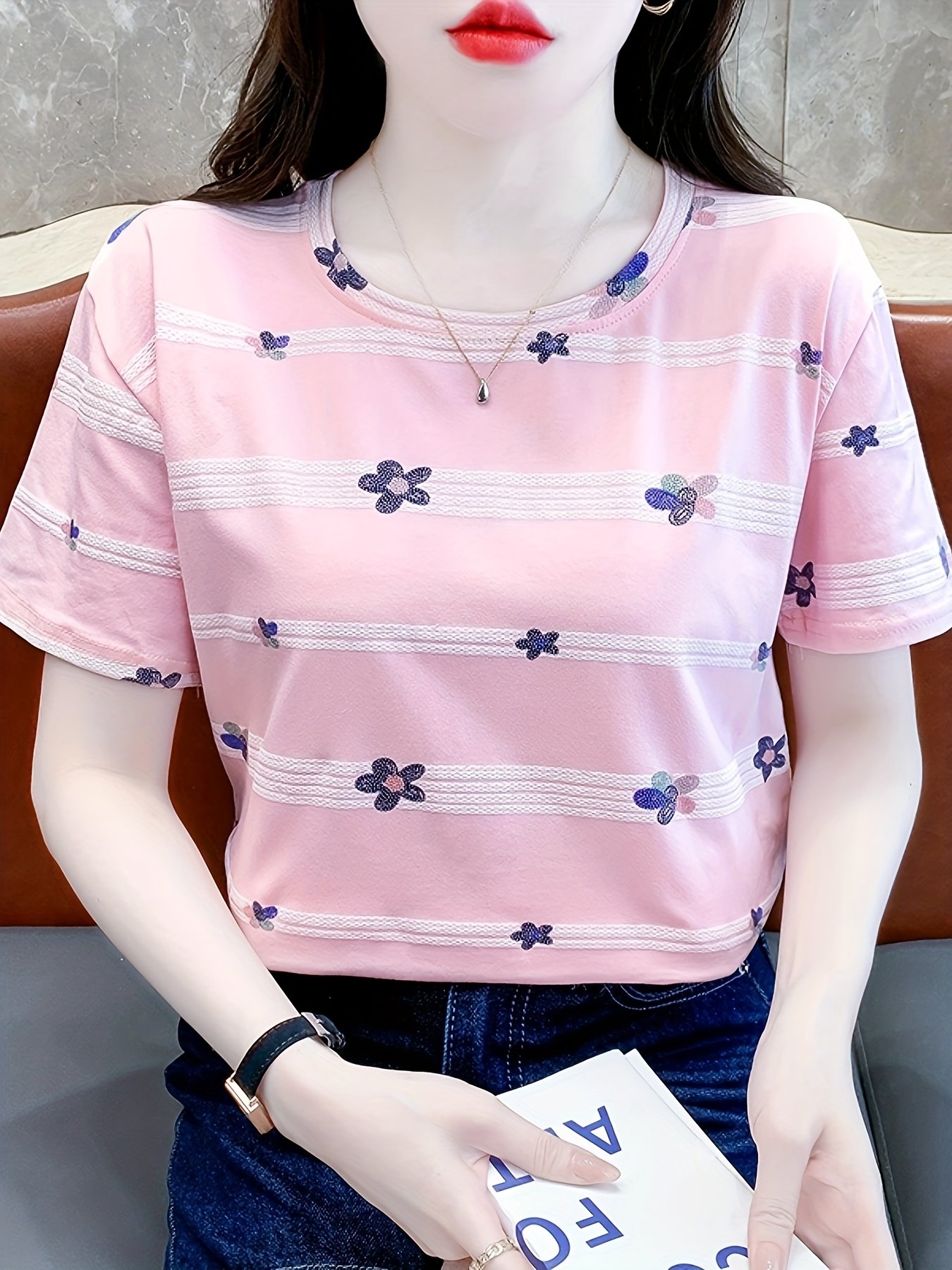 إشراقة الصيف الوردي: تيشيرت نسائي بطبعة زهور عصرية ومقاس مريح - الصورة 3