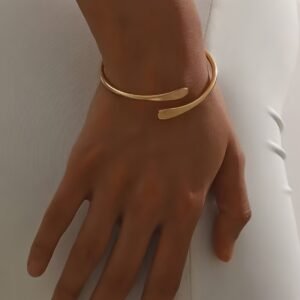 سوار الأناقة الخالدة: لمسة فخمة تضيء معصمك