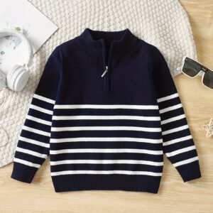 أناقة الأولاد: بلوفر مخطط بياقة واقفة وسحاب نصفي لمظهر متألق!