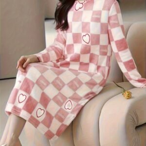 أناقة الدفء: فستان الليالي الشتوية المخملي الفاخر