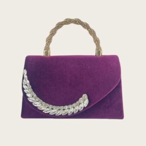 אלגנטיות בורגונדית מהממת: תיק קלאץ' יוקרתי עם שרשרת קריסטל