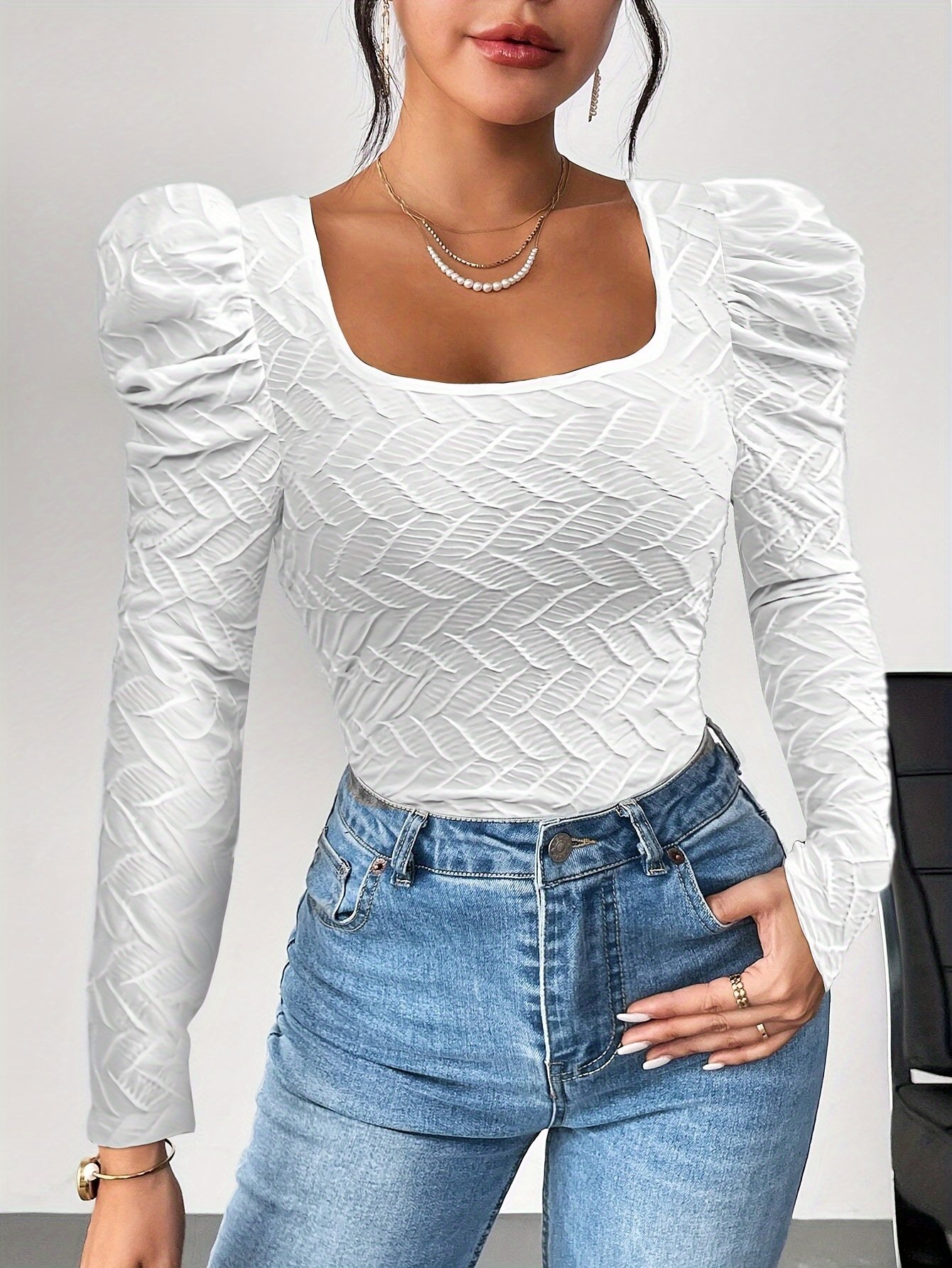 تيشيرت الأناقة المطلقة: لمسة رقي لربيعك وخريفك