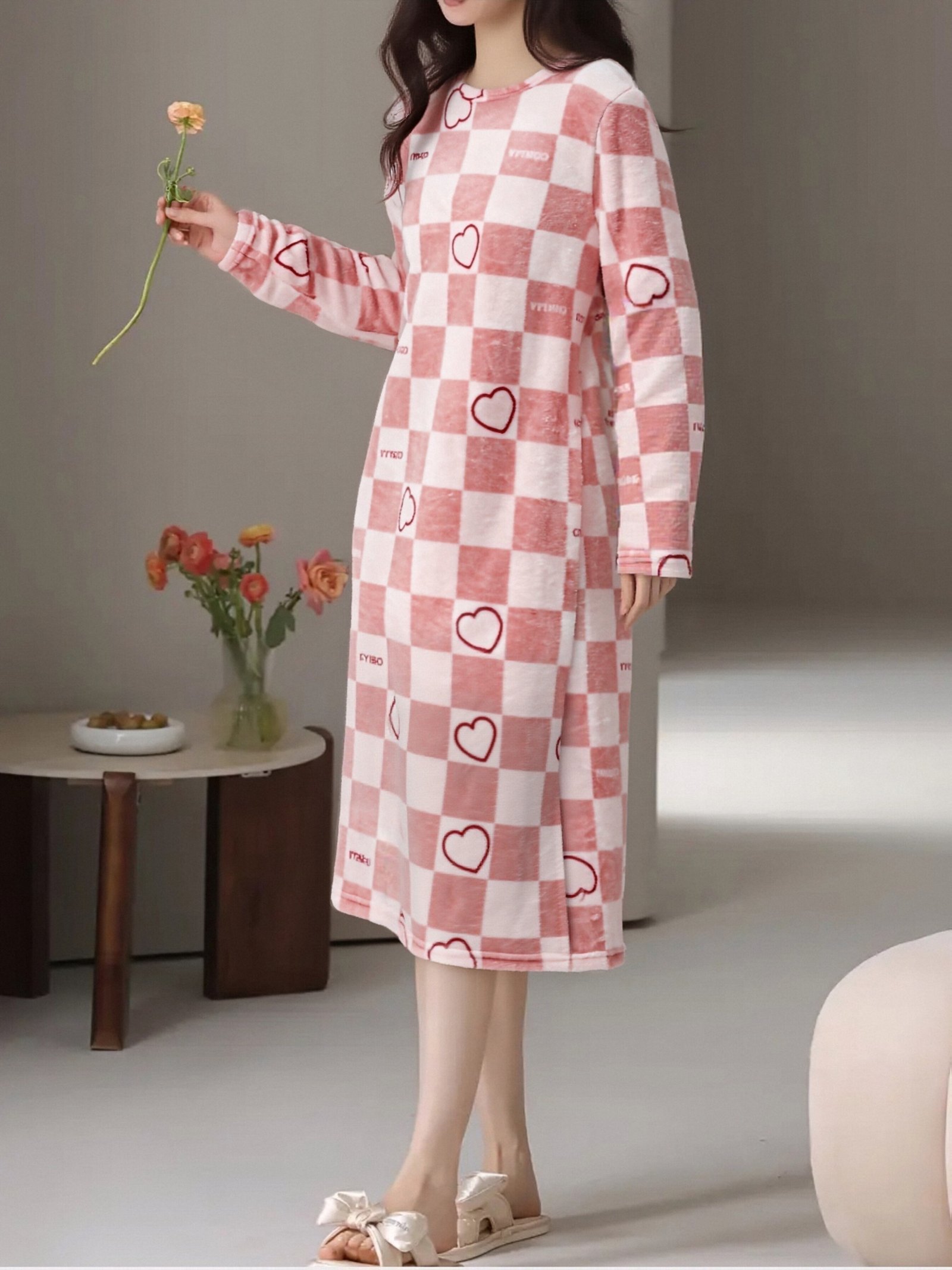 אלגנטיות של חמימות: שמלת לילה קטיפתית יוקרתית ללילות החורף – תמונה 3