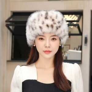 قبعة الفهد الفاخرة: دفء وأناقة لا تُضاهى لشتاء متألق!