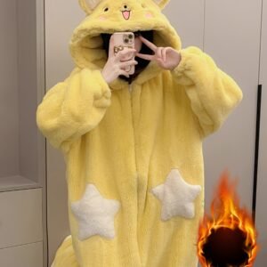 بيجامة الأوفرول المخملية: دفء، أناقة، ولمسة من السحر الشتوي!