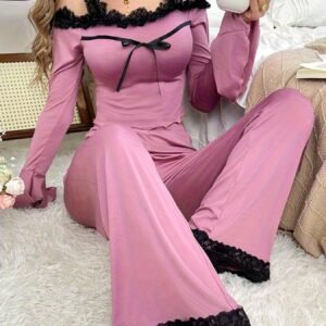 رفاهية الدانتيل: طقم بيجامة الأناقة والراحة المطلقة