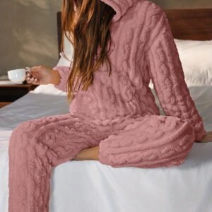 ملاذ الدفء: بيجامة الشتاء الفاخرة للياليكِ الباردة