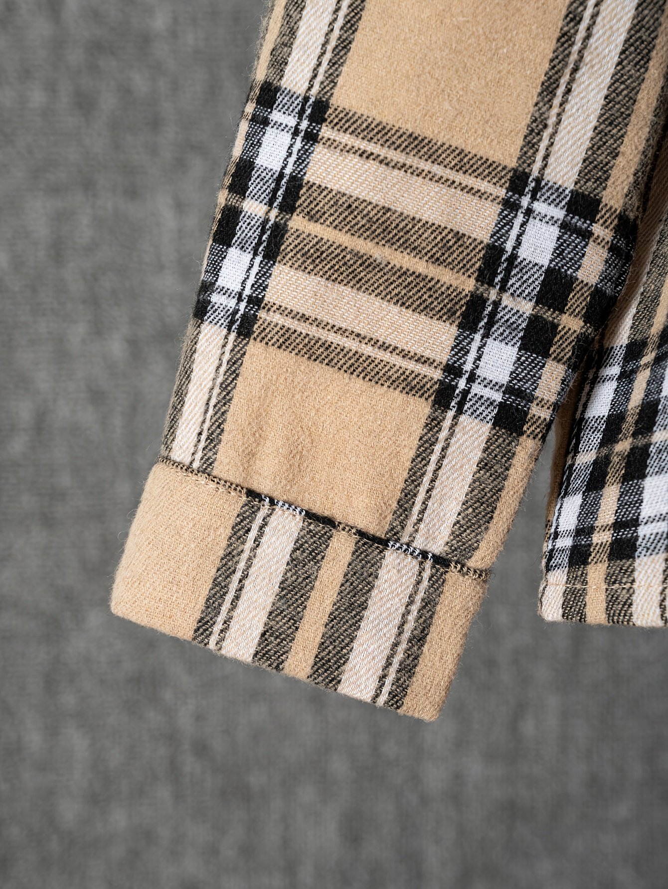 חולצת משבצות קלאסית ואלגנטית לילדים: נוחות וכיף לקטנטנים! – תמונה 7