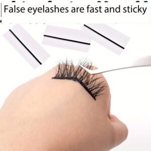 מבט כובש ללא מאמץ: ריסים 5D נדבקים עצמית עם אייליינר שחור מהפנט