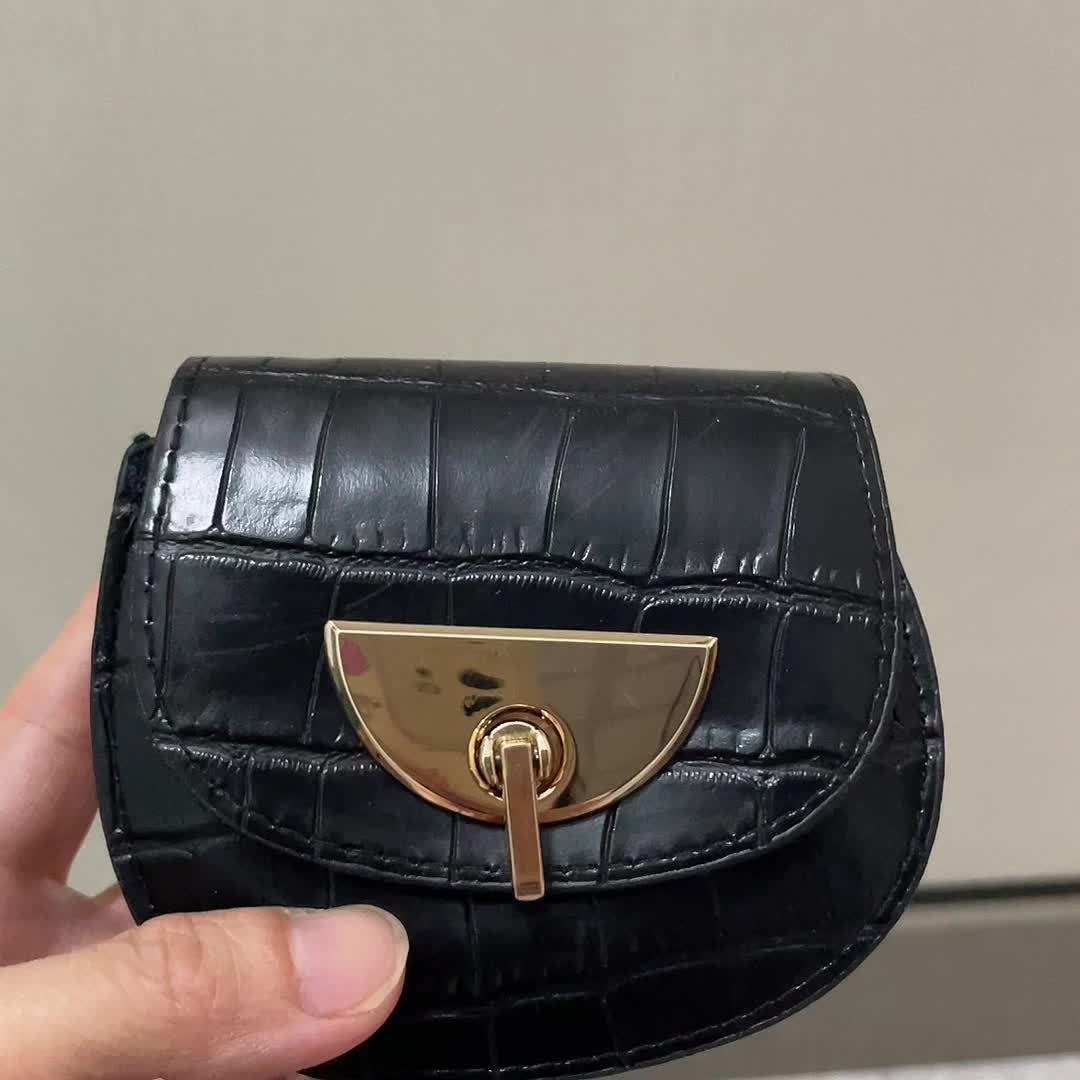 תיק מותן מיני בהדפס תנין: מלווה הסטייל העכשווי שלך – תמונה 11