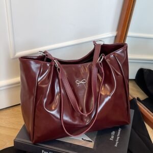 تألقي بسحر الفراشة: حقيبتك الكبيرة الأنيقة لكل مناسبة!