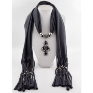 وشاح الأحجار المتدلية: لمسة أناقة فاخرة وحماية متكاملة