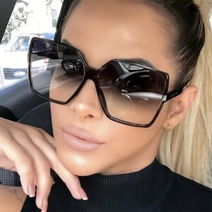 אלגנטיות עכשווית וקסם שובה לב: משקפיים מרובעים גדולים למראה בלתי נשכח!