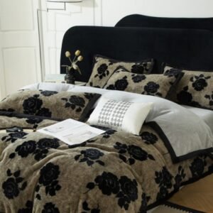 فخامة الدفء: طقم سرير ميلك فليس المزهر