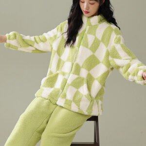 ليالٍ دافئة، إطلالة ساحرة: اكتشفي سحر بيجامة الفليس الشتوية!