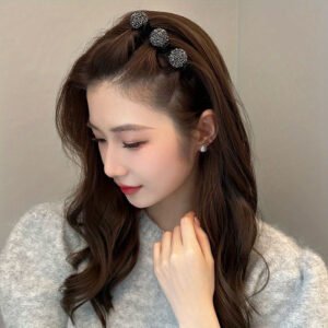 تألقي بلمسة ساحرة: مشابك الشعر الكريستالية المجدولة!