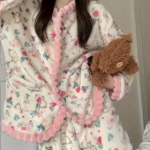 אניקות החום: פיג'מת פלנל פרחונית לנוחות מושלמת בבית