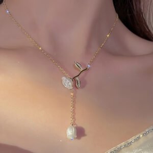 همسة الوردة العتيقة: أناقة لا تعرف الزمن