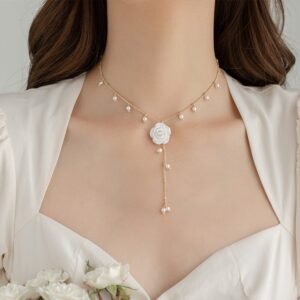 Elegant Flower Necklace: Sparkle on Every Occasion