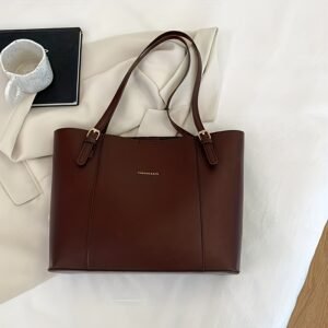 حقيبة الأناقة الخالدة: رفيقتكِ الفاخرة لكل زمان ومكان