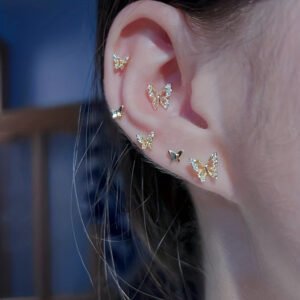 بريق الفراشة الذهبية: أناقة تليق بكِ في كل لحظة