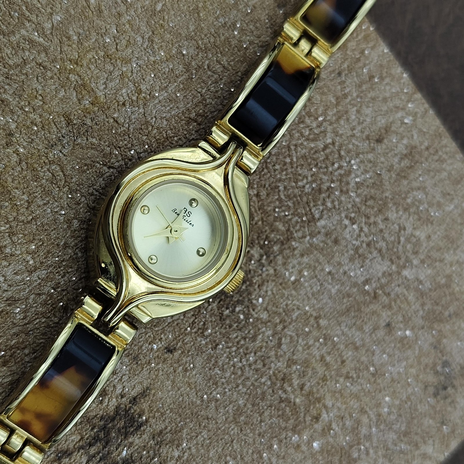 נגיעה של עידן הזהב: שעון נשי בעיצוב וינטג' כובש לבבות – תמונה 6