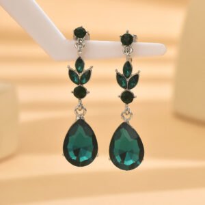 أقراط المشبك الفاخرة: لمسة من الأناقة الخضراء الخالدة