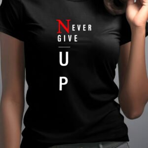 قوة الأناقة: تيشيرت 'لا تستسلم أبدًا' للنساء