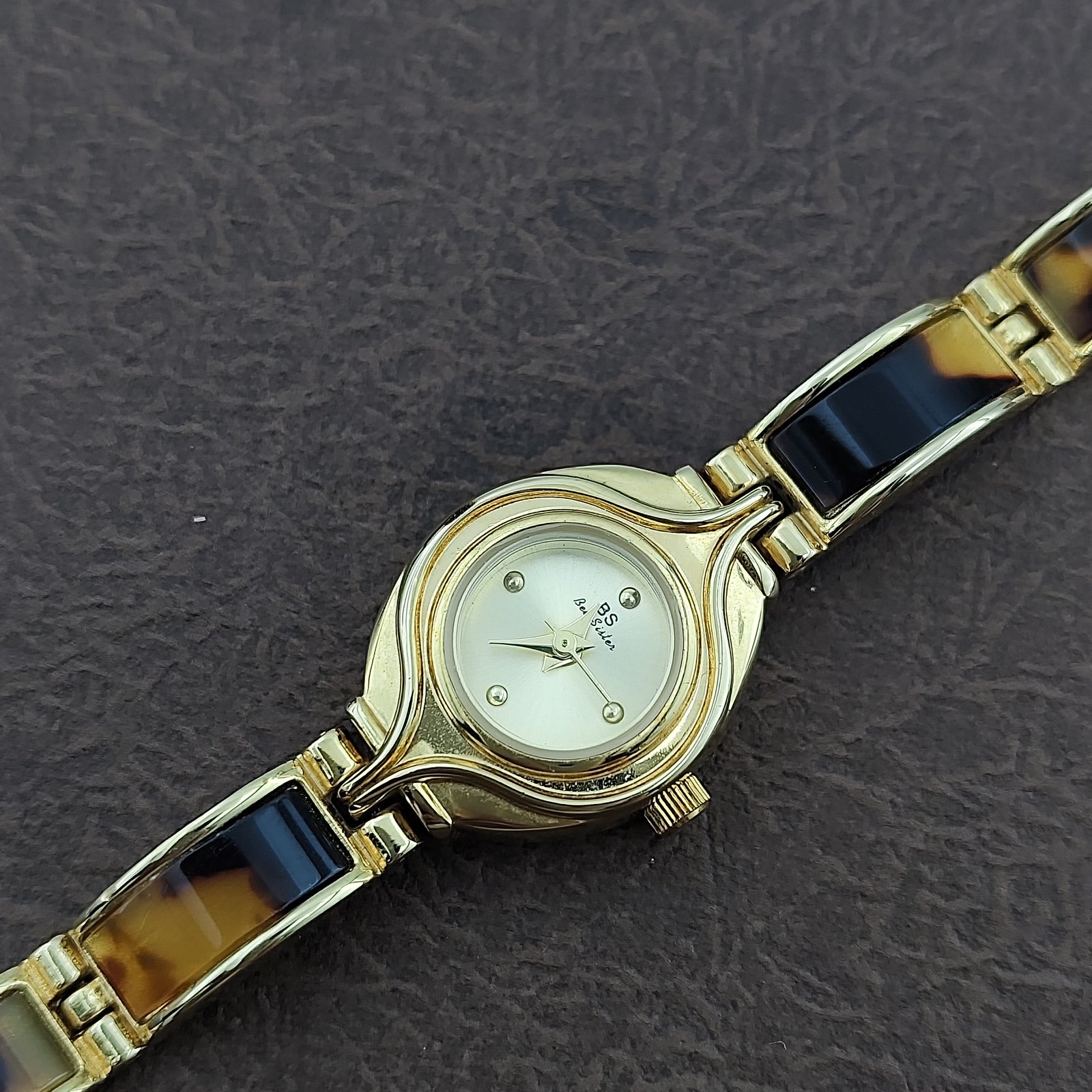 נגיעה של עידן הזהב: שעון נשי בעיצוב וינטג' כובש לבבות – תמונה 7