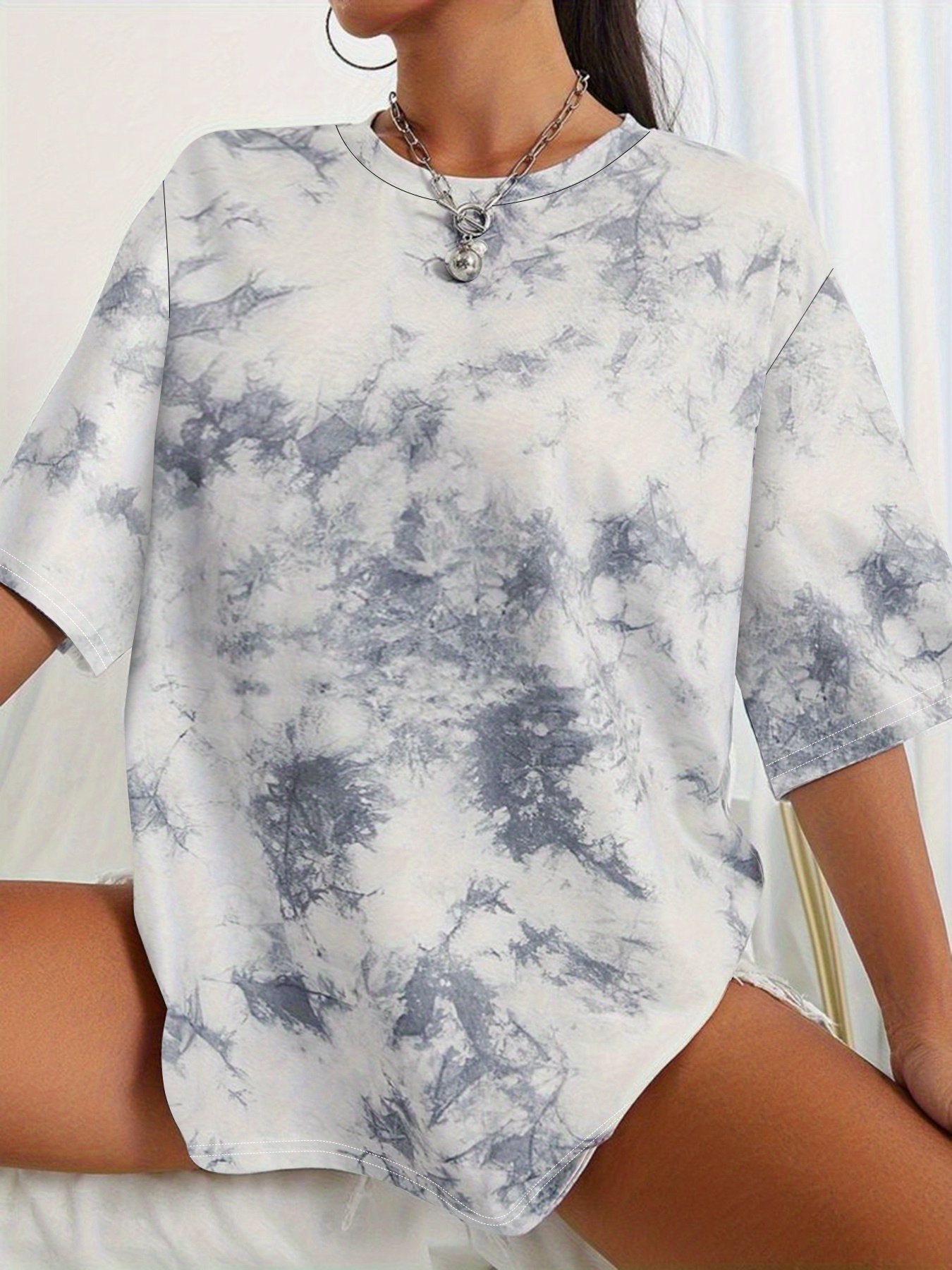 راحة عصرية بإطلالة فريدة: تيشيرت التاي داي الواسع