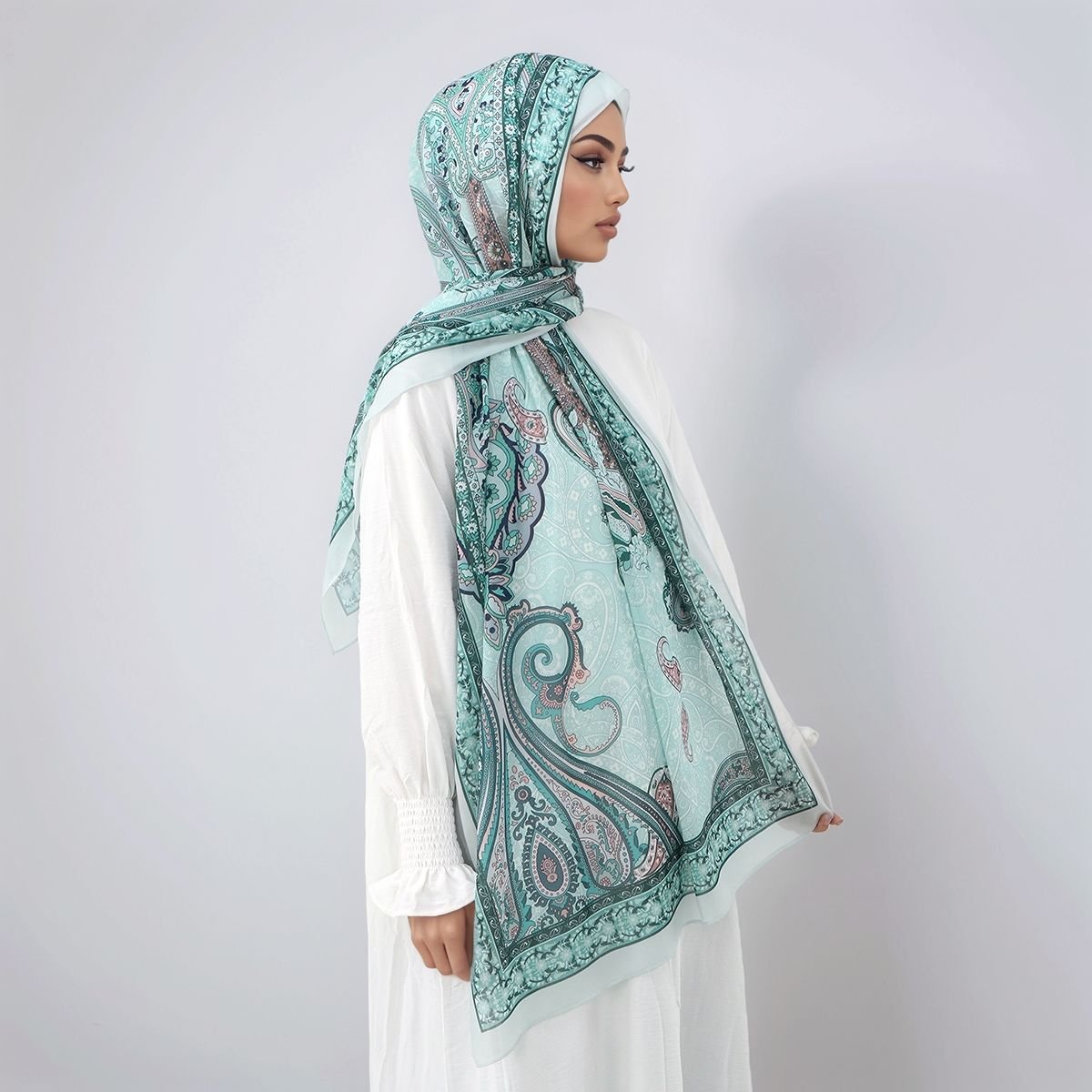 צעיף אלגנטיות מתחדשת: מטפחת פייזלי בצבע מנטה מרענן – תמונה 2