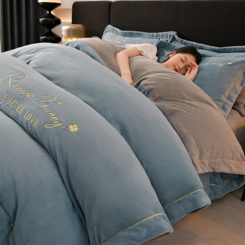 سرير أحلامك بلمسة فاخرة: طقم مفارش مطرز ثقيل الوزن