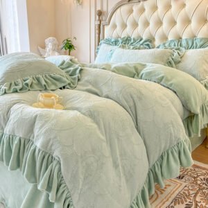 أناقة النعناع الهادئ: طقم مفروشات فاخر بلمسة الكشكشة لراحة تدوم