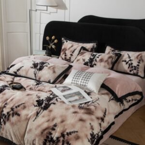 ليالٍ دافئة وأحلام مخملية: طقم فراش الزهور الفاخر