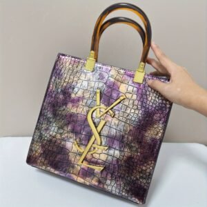 תיק טוט בהדפס תנין: יוקרה וינטג'ית ונפח יוצא דופן!