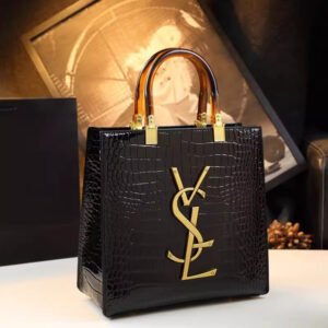 رفاهية تليق بكِ: حقيبة يد بتصميم التمساح الراقي وأناقة ذهبية