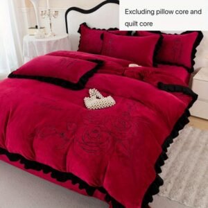 رفاهية مخملية متكاملة: طقم سرير الأحلام بتطريز فرنسي راقٍ