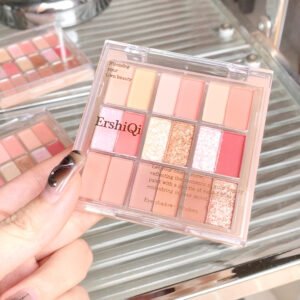 باليت العيون الساحرة: 18 لونًا لجمالك المتجدد!