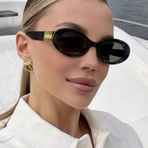 Vintage Chic Eyewear: Timeless Black Oval Charm