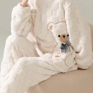 بيجاما الدب الساحر: رفيق لياليكِ الشتوية الدافئة والأنيقة!