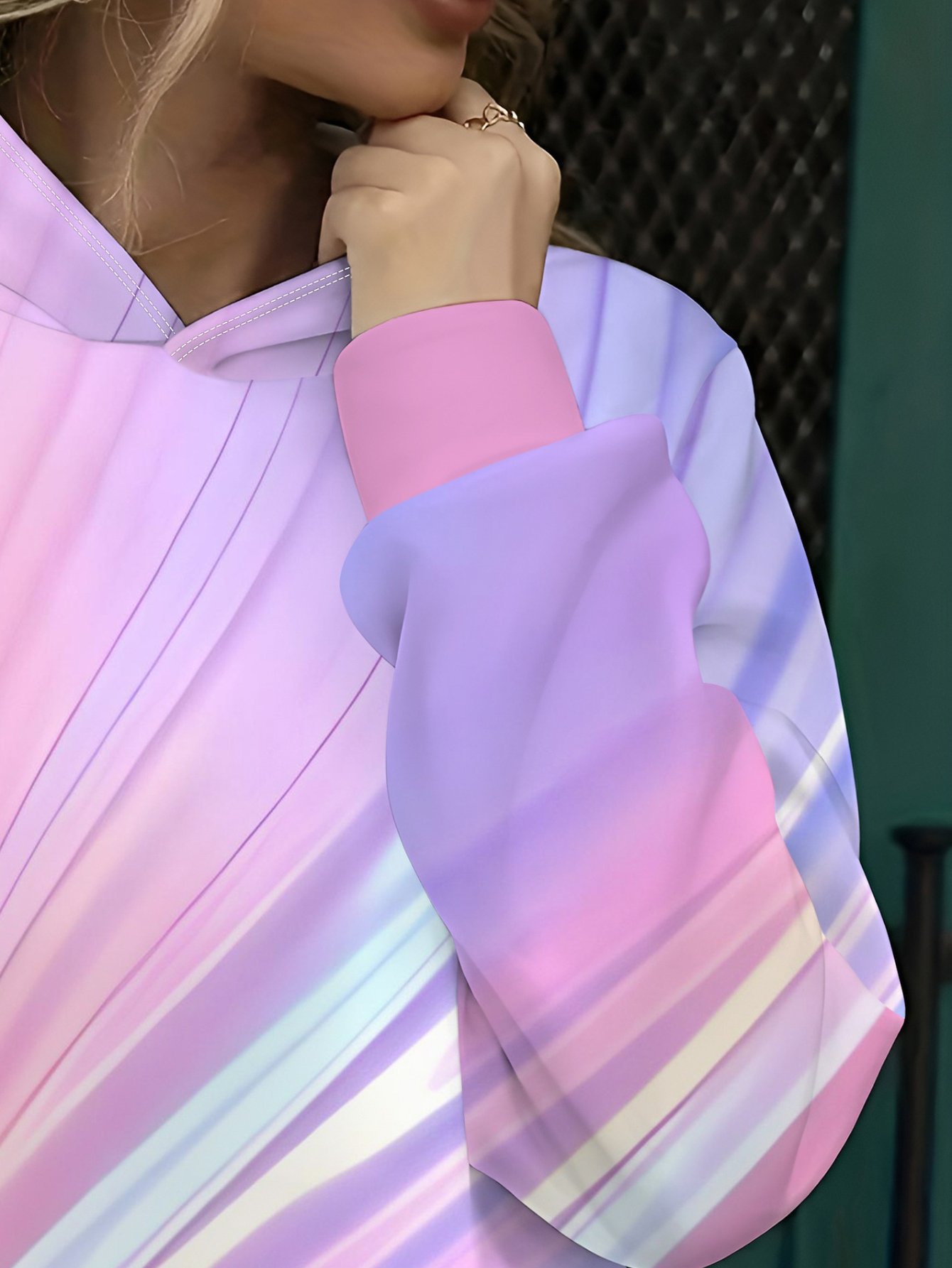 تألقي بألوان الغروب: هودي نسائي عصري بتدرج وردي وأزرق - الصورة 4