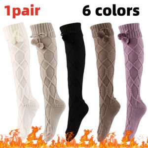 خطوات دافئة، إطلالة ساحرة: جوارب البوم بوم الشتوية الطويلة!