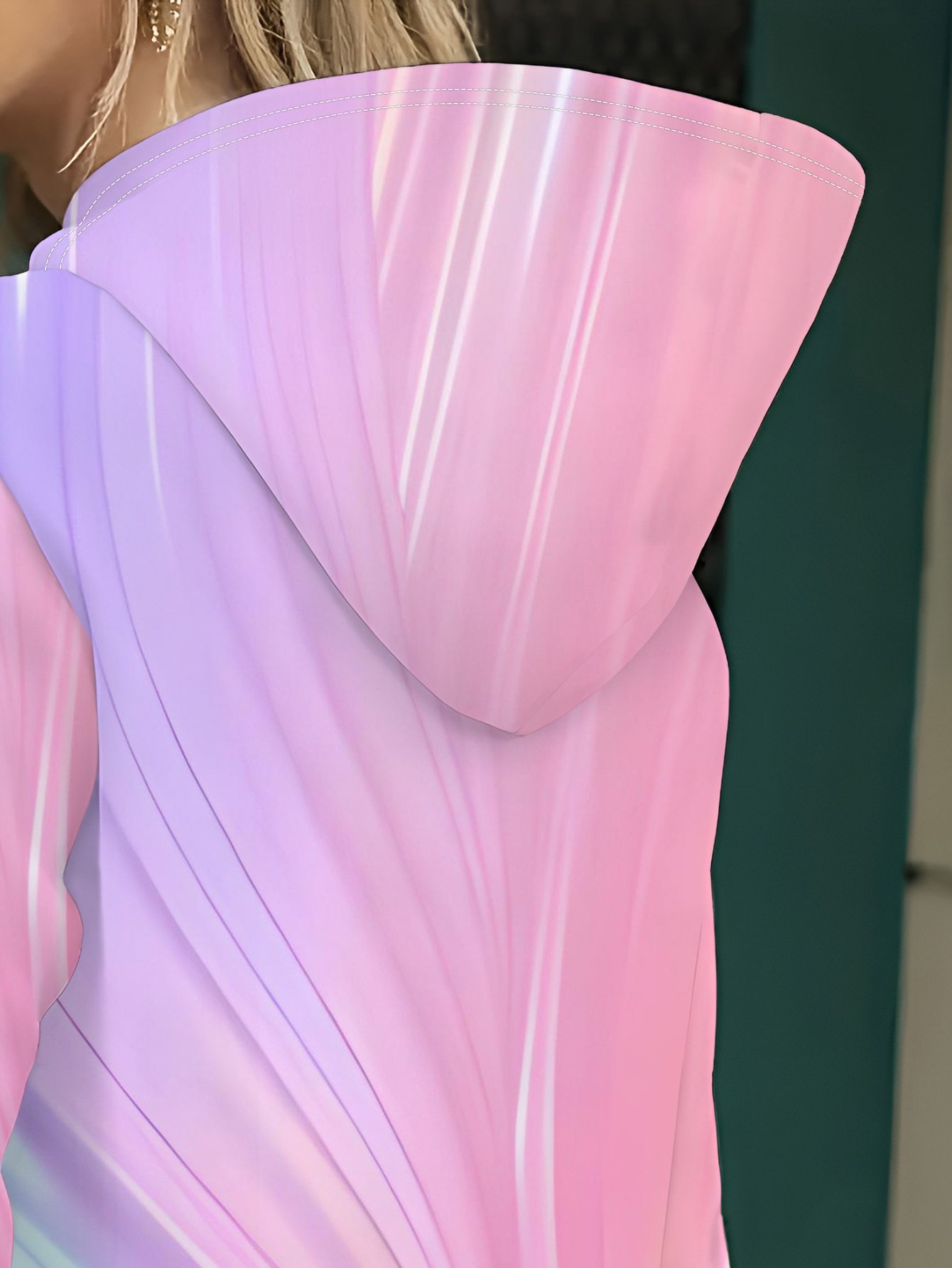 تألقي بألوان الغروب: هودي نسائي عصري بتدرج وردي وأزرق - الصورة 3